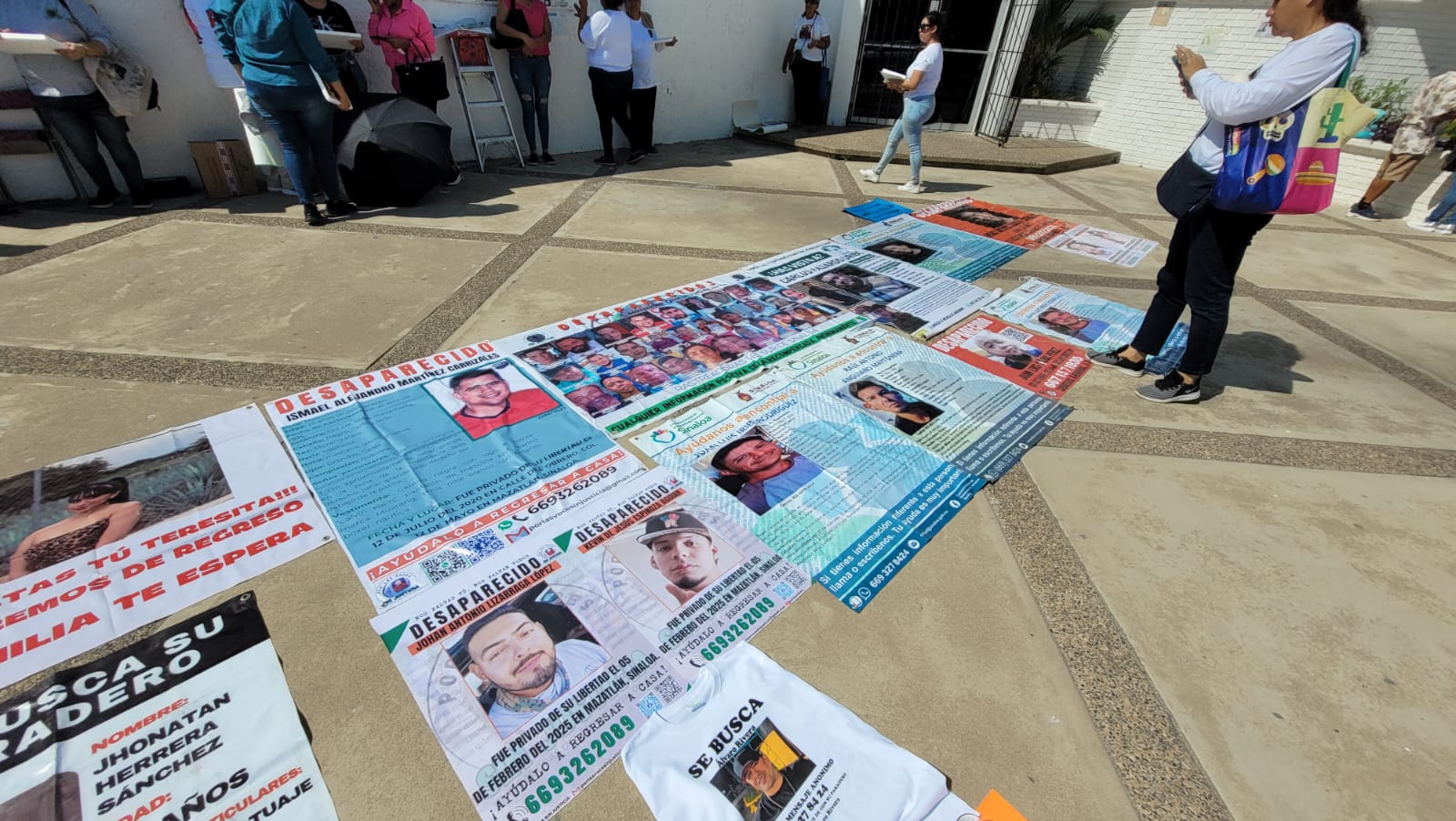 Familiares de desaparecidos en Mazatlán colocan mosaicos en Fiscalía como protesta