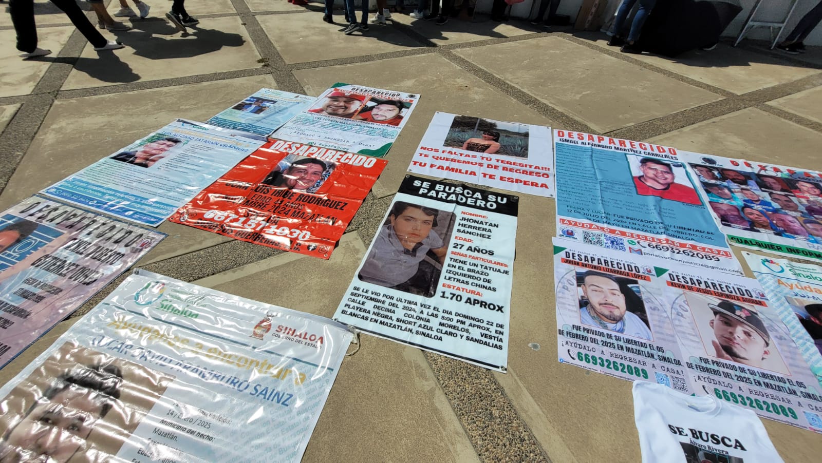Familiares de desaparecidos en Mazatlán colocan mosaicos en Fiscalía como protesta