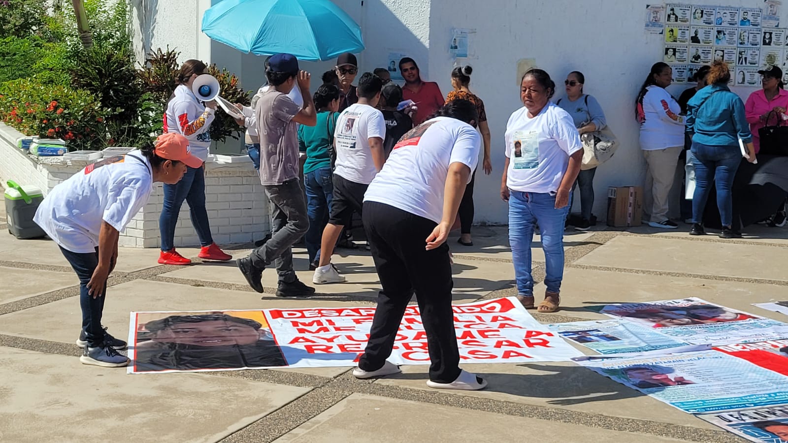 Familiares de desaparecidos en Mazatlán colocan mosaicos en Fiscalía como protesta