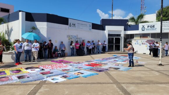 Familiares de desaparecidos en Mazatlán colocan mosaicos en Fiscalía como protesta por falta de resultados