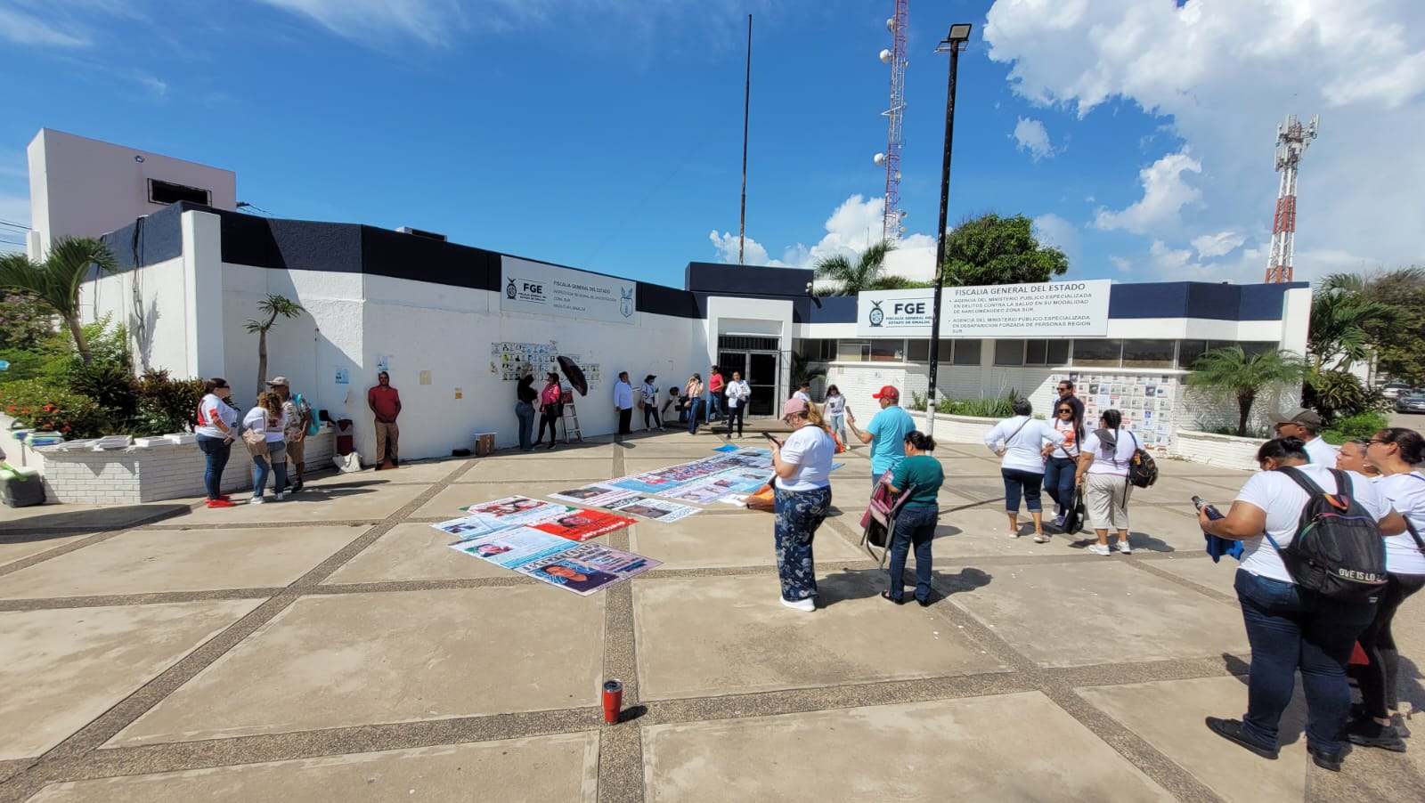 Familiares de desaparecidos en Mazatlán colocan mosaicos en Fiscalía como protesta