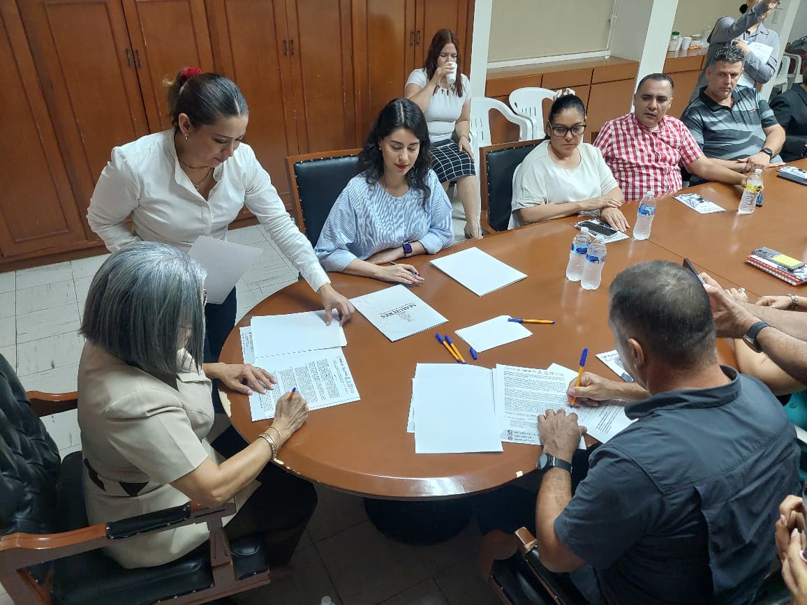 Firman convenio Salvador Alvarado y Semujeres