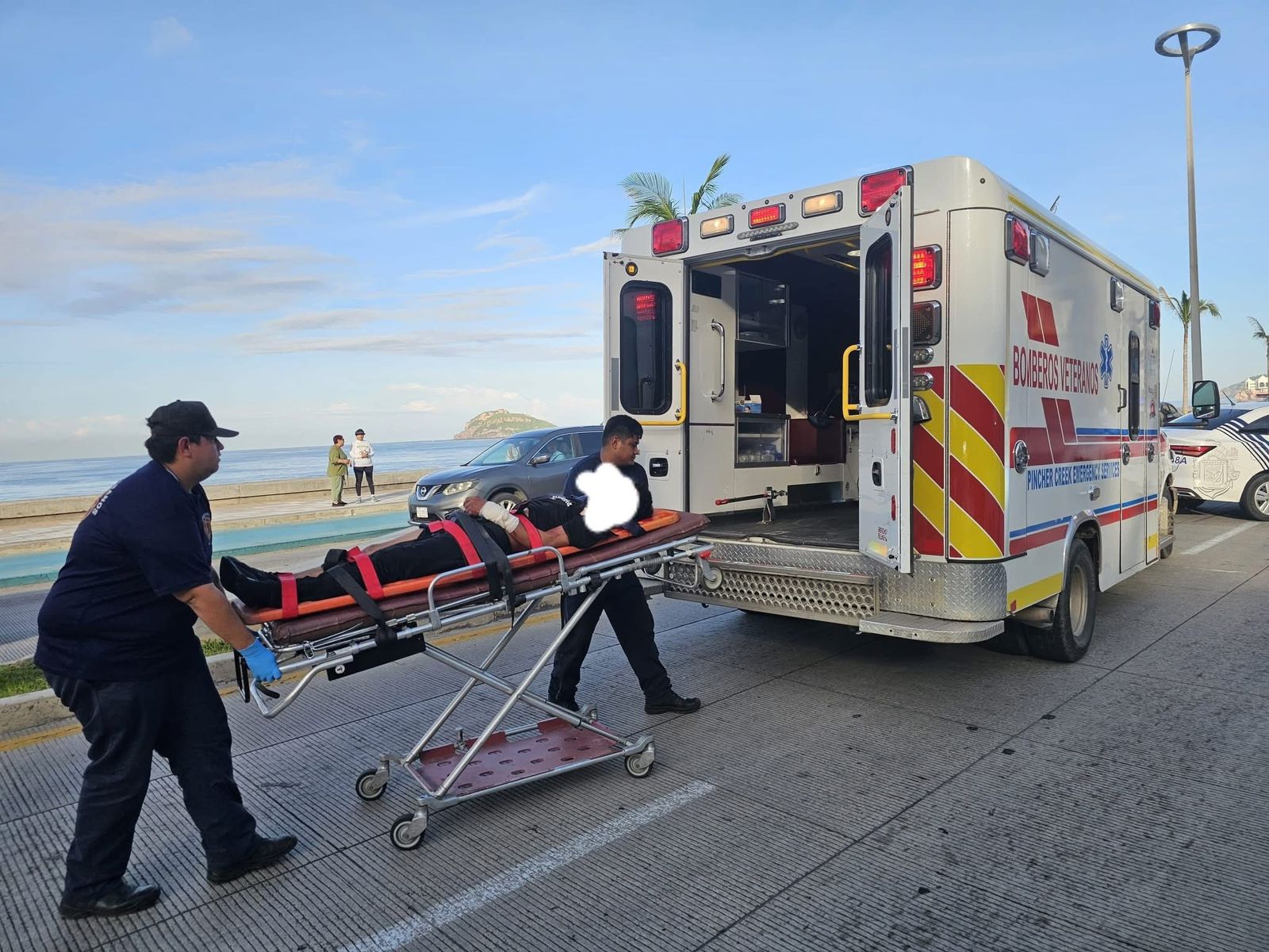 Frente al Malecón de Mazatlán, motociclista grave tras chocar contra vehículo de Tránsito Municipal