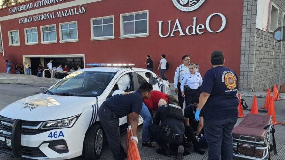 Frente al Malecón de Mazatlán, motociclista grave tras chocar contra vehículo de Tránsito Municipal