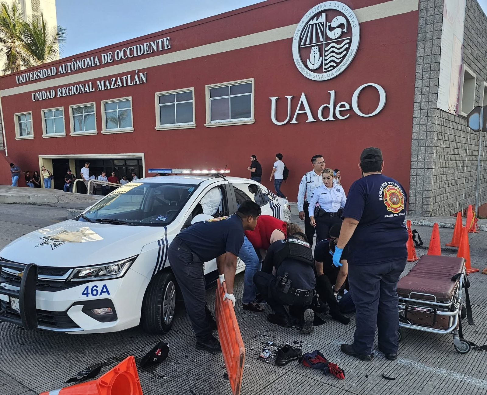 Frente al Malecón de Mazatlán, motociclista grave tras chocar contra vehículo de Tránsito Municipal