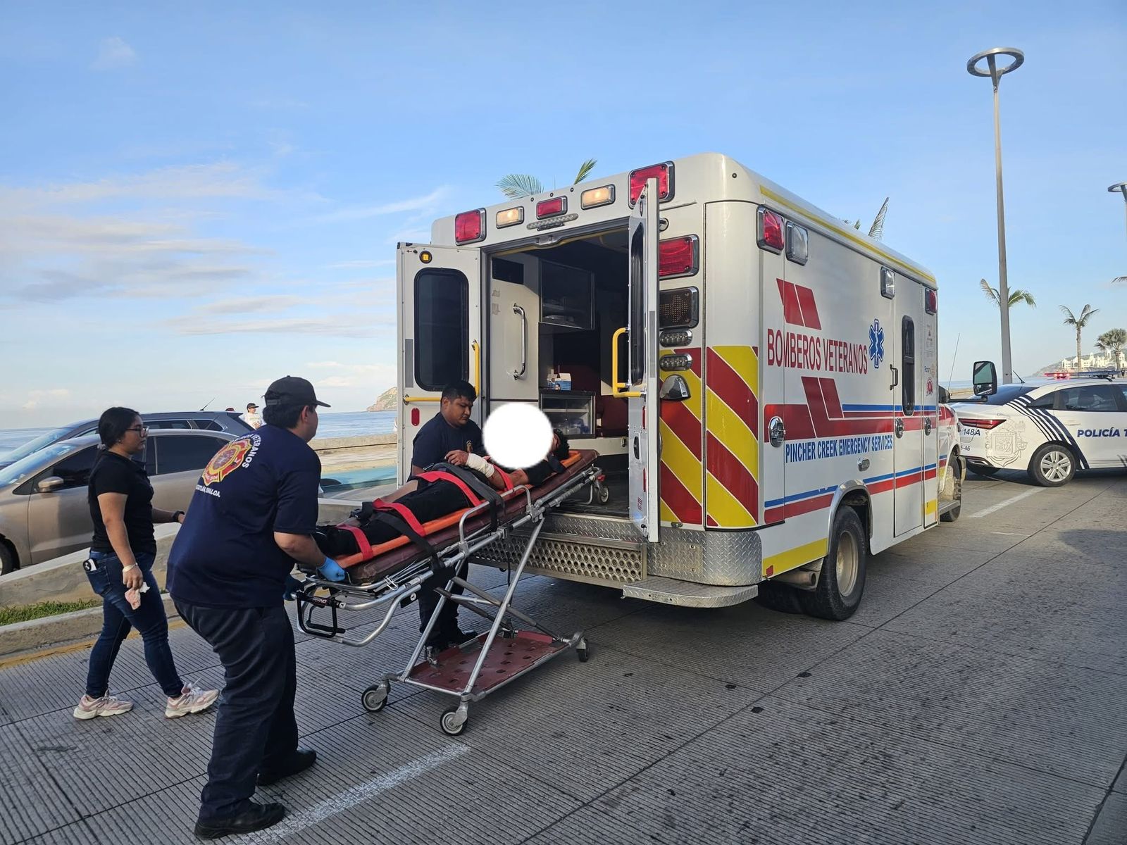 Frente al Malecón de Mazatlán, motociclista grave tras chocar contra vehículo de Tránsito Municipal