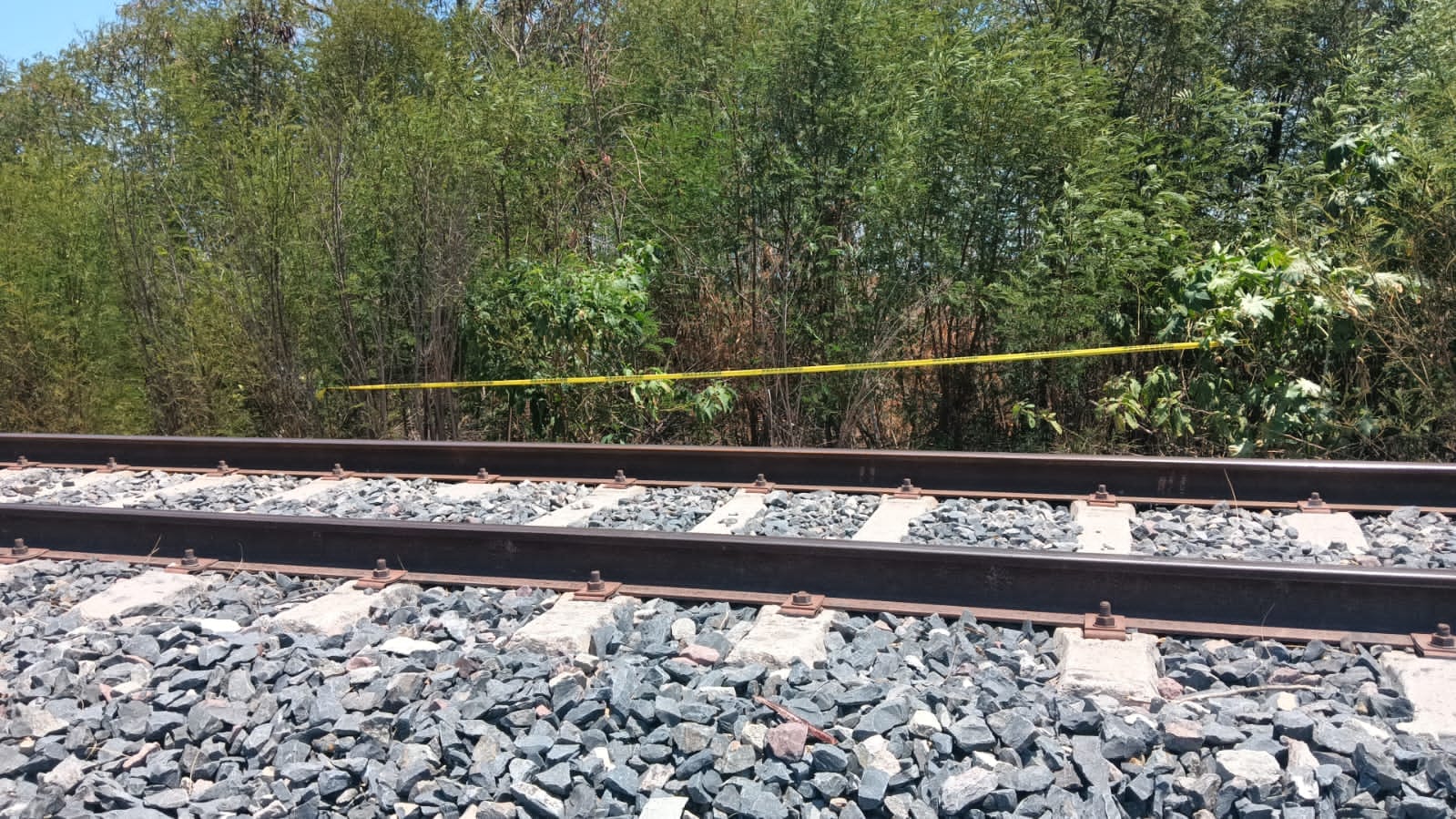 Hallan a un hombre sin vida cerca de las vías del tren El Fuerte