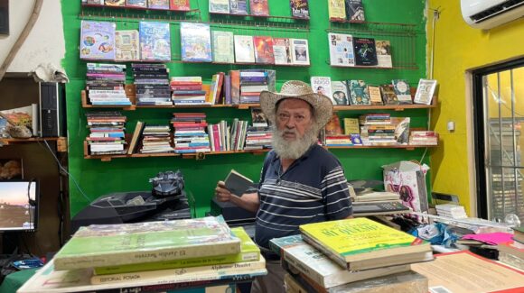 “Los libros no se tiran, se comparten”: José Torres tiene un paraíso literario en Culiacán