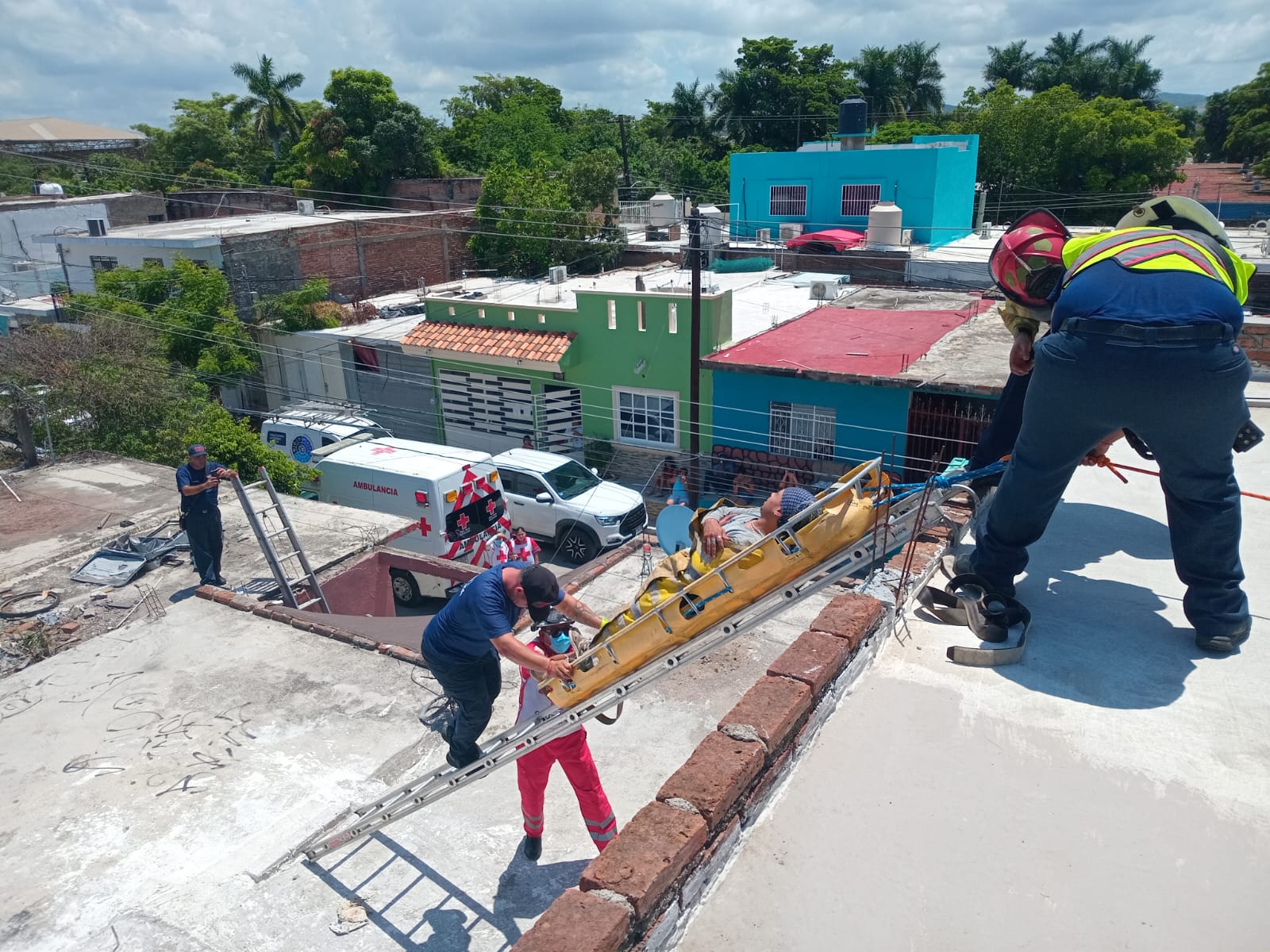 Joven sufre descarga eléctrica mientras trabajaba en azotea en Mazatlán