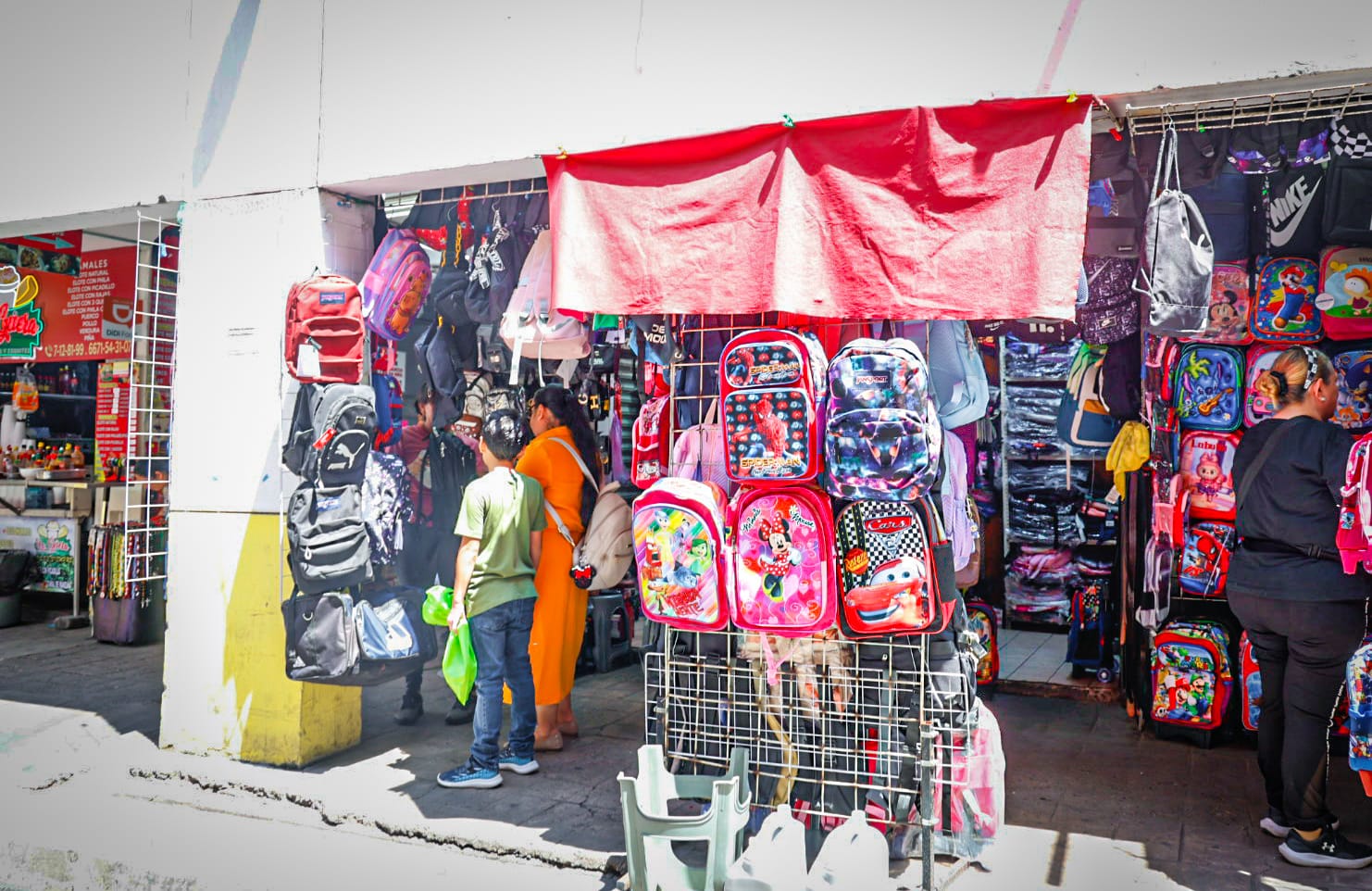 Los diseños y precios de las mochilas más buscadas en el Mercado Garmendia