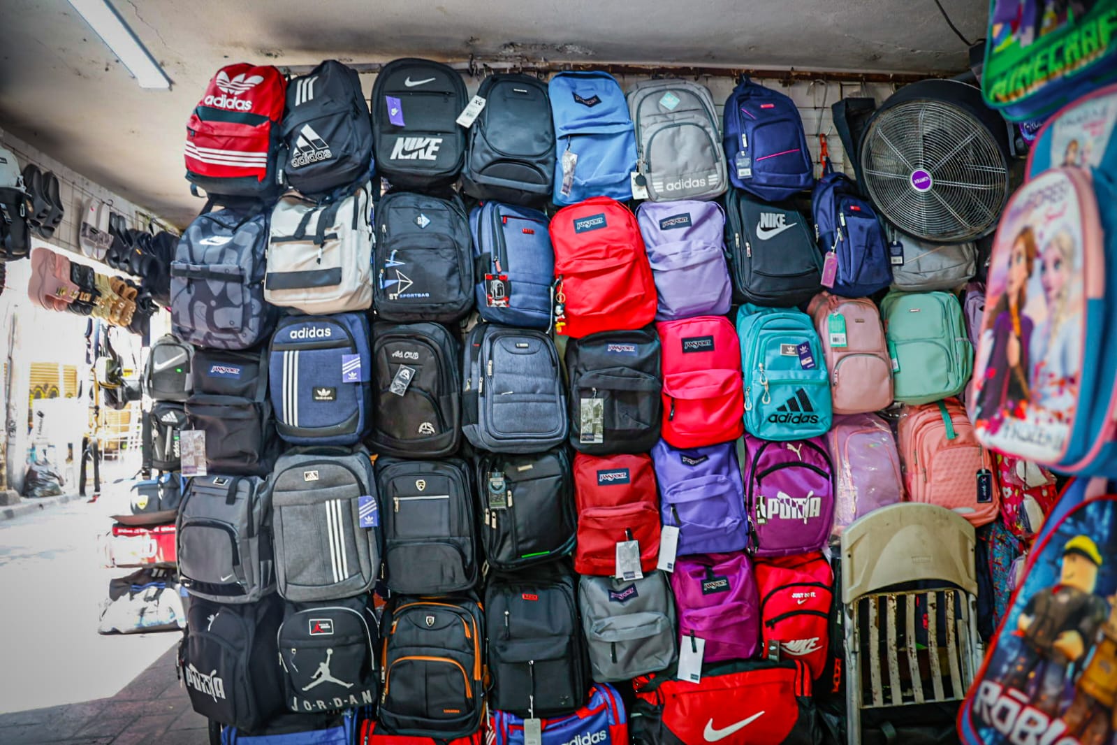 Los diseños y precios de las mochilas más buscadas en el Mercado Garmendia