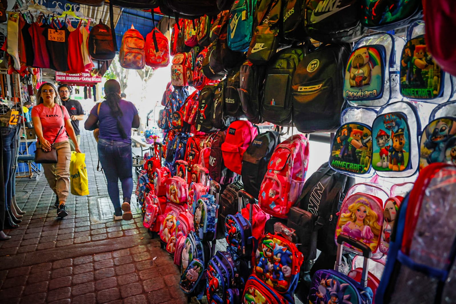 Los diseños y precios de las mochilas más buscadas en el Mercado Garmendia