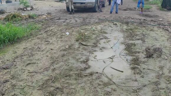 Un mes sin luz ni agua: brote de enfermedades golpea a La Laguna, en Guasave