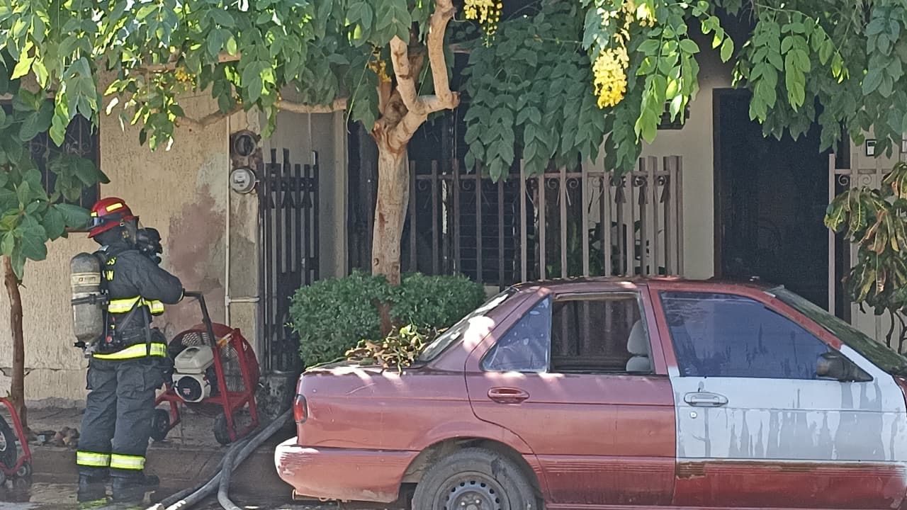 Militares rescatan a adulta mayor de un incendio en Culiacán