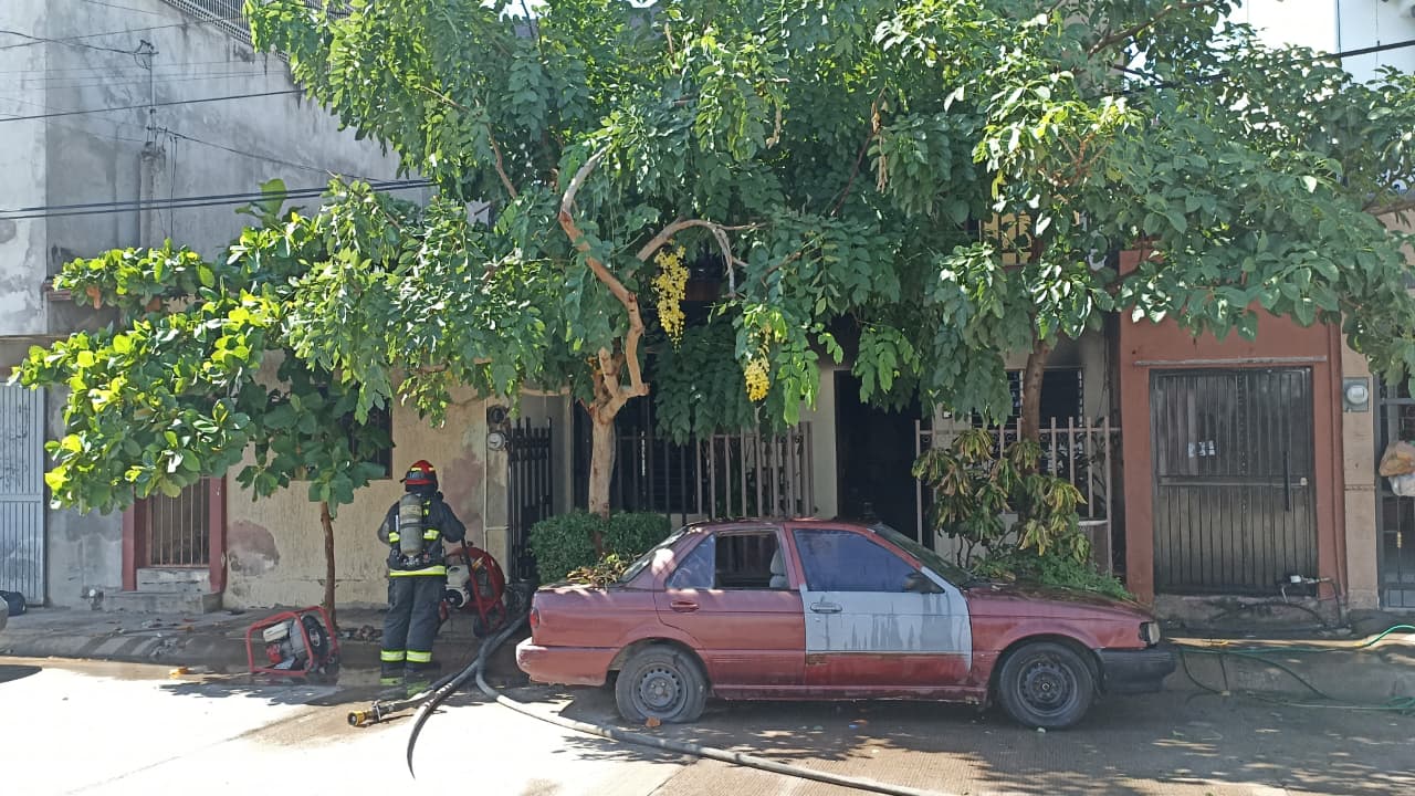 Militares rescatan a adulta mayor de un incendio en Culiacán