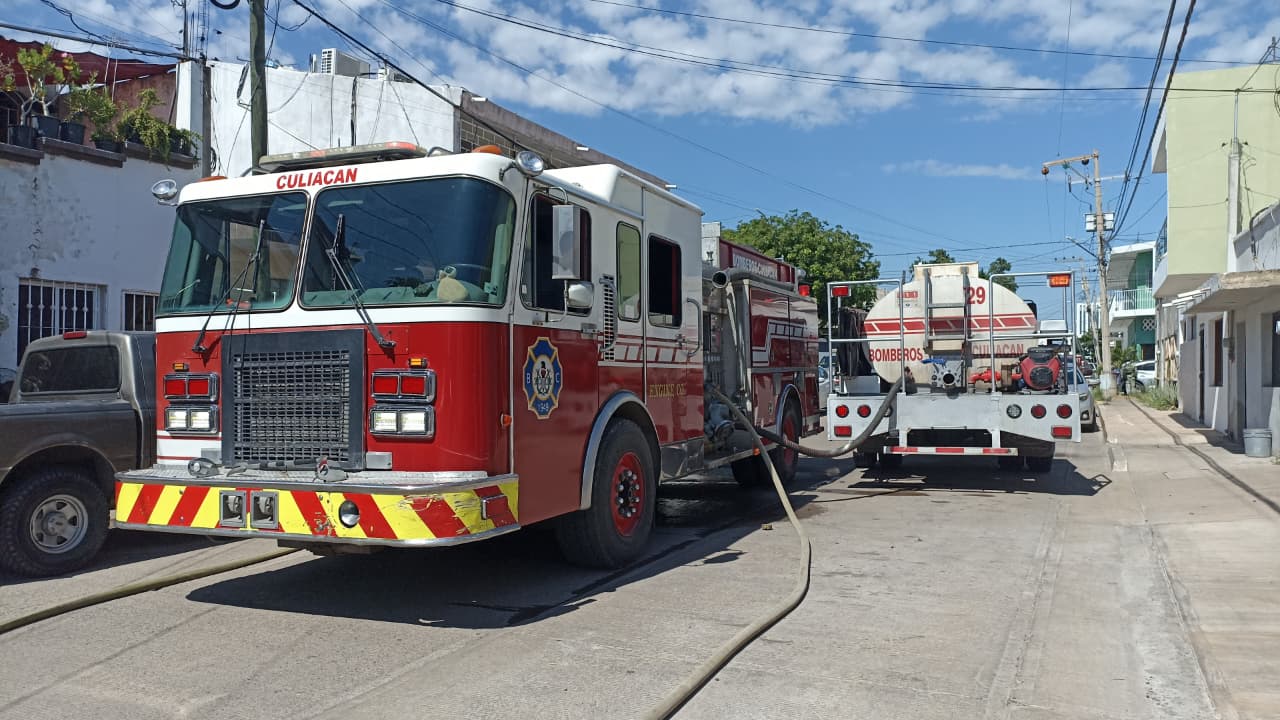 MIlitares rescatan a adulta mayor de un incendio en Culiacán