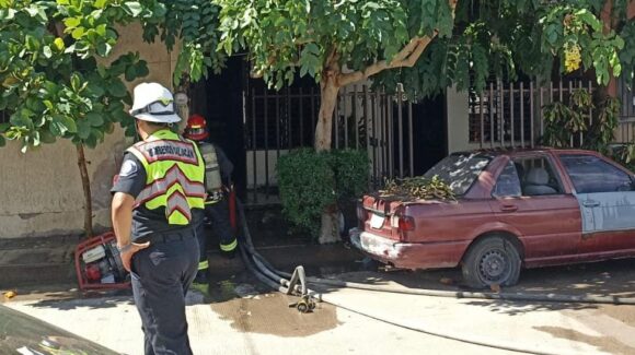 Ejército Mexicano rescata a adulta mayor tras incendio en Culiacán
