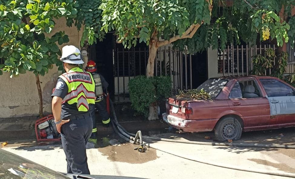 Militares rescatan a adulta mayor de un incendio en Culiacán