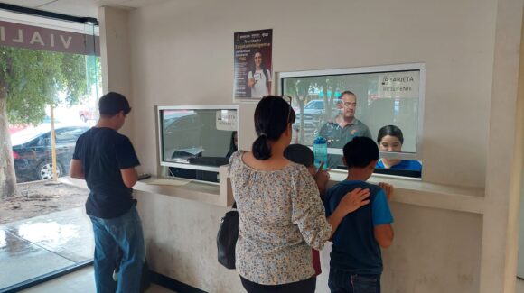 Aumenta afluencia para tramitar credencial de descuentos a estudiantes en Los Mochis