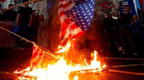 “Quemas una bandera, un año de cárcel”: Trump firma orden que endurece castigo en protestas