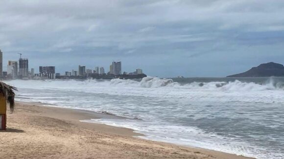 ¡Precaución en playas! Emite Capitanía de Puerto recomendaciones por mar de fondo en Mazatlán