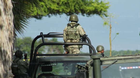 Captura el Ejército a tres sujetos empecherados con cartuchos y auto robado en Costa Rica, Culiacán