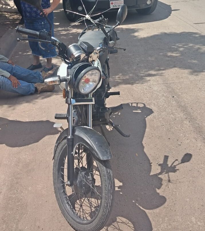 Moto se impacta contra camioneta en Los Mochis
