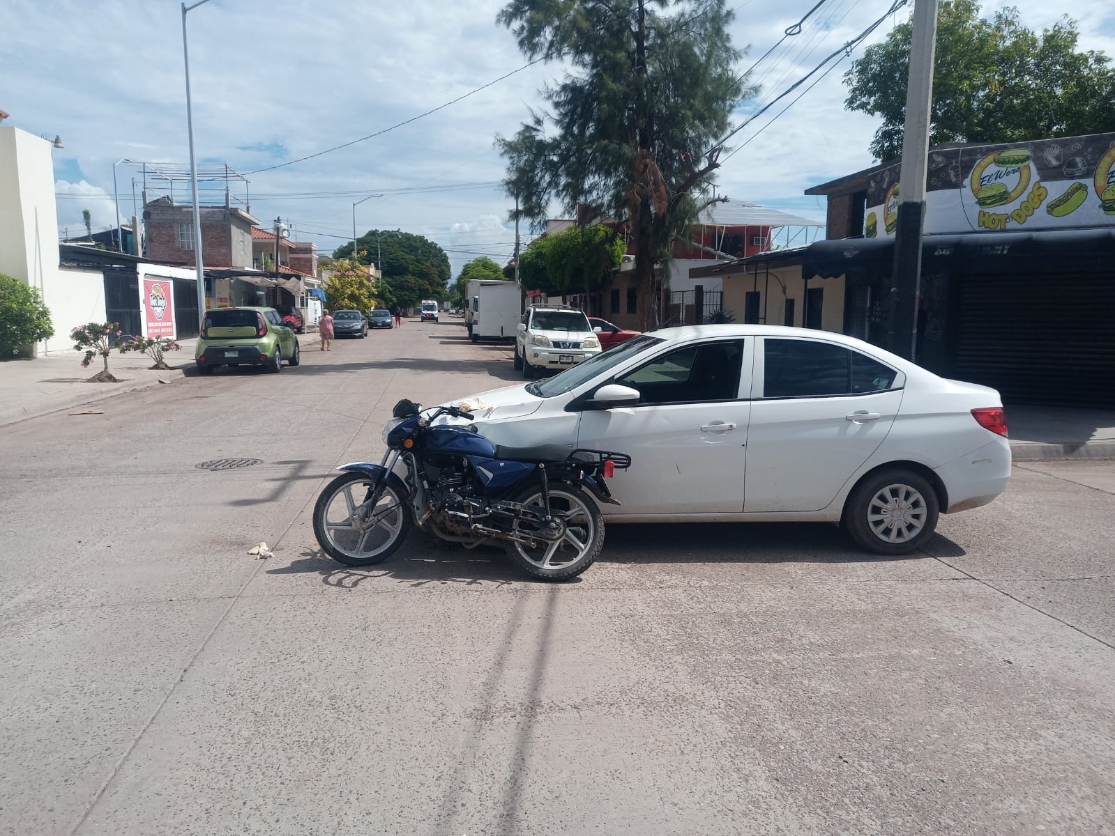 Motociclista se impacta contra un vehículo en la colonia Romanillo en Los Mochis