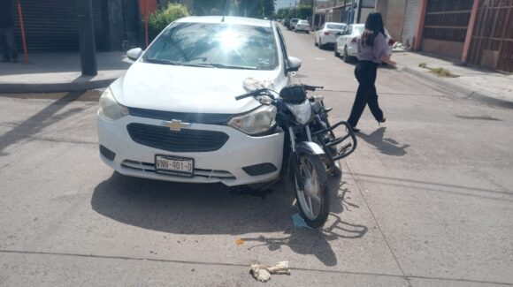 Motociclista sale ‘volando’ tras impactarse contra un vehículo en la colonia Romanillo en Los Mochis