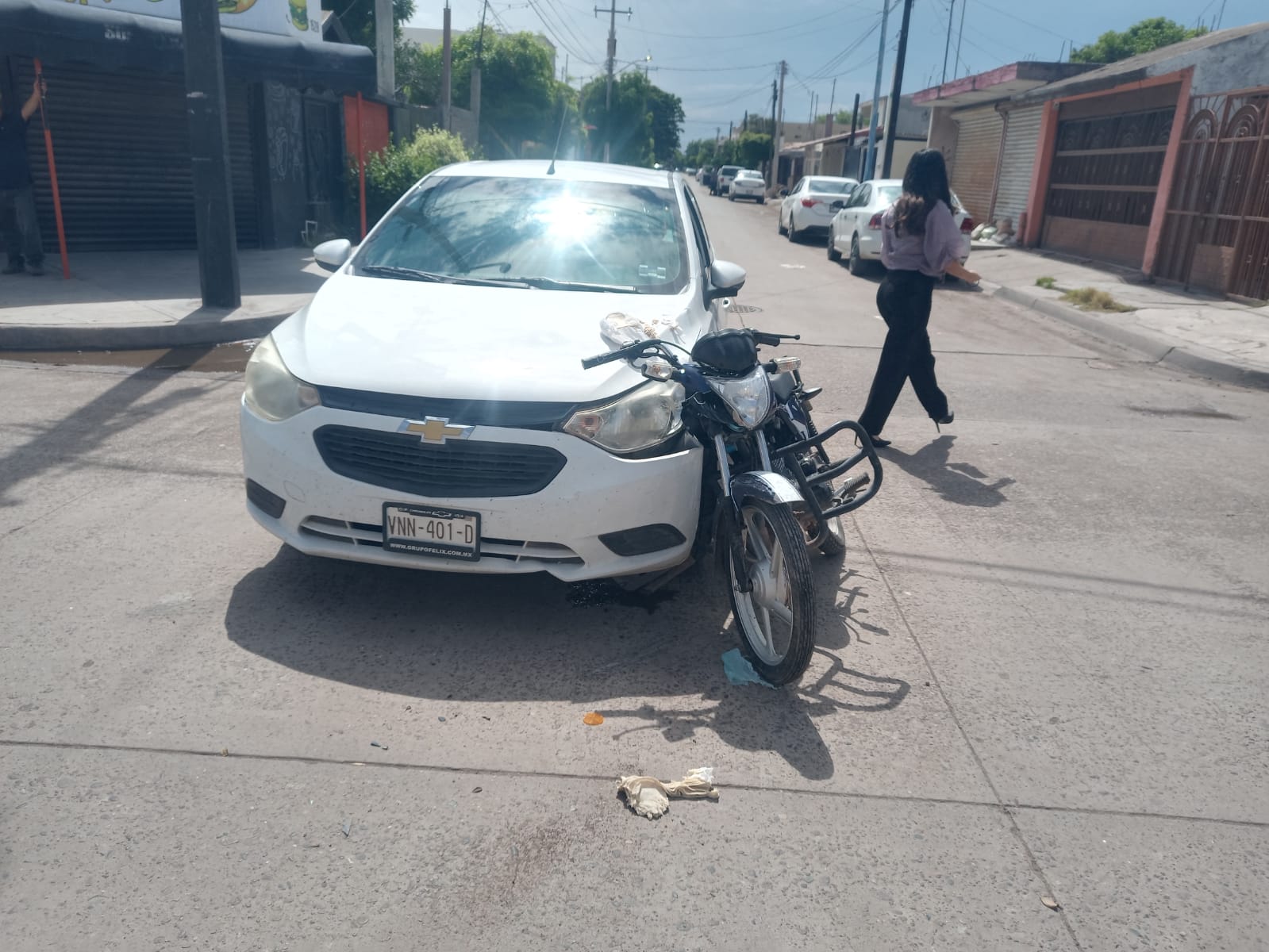 Motociclista se impacta contra un vehículo en la colonia Romanillo en Los Mochis