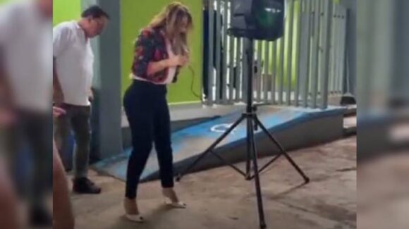¡El alacrán! Un animal casi se le sube a Nubia Ramos en encuentro con padres de familia en Cobaes