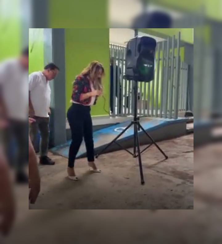 Nubia Ramos Carbajal es alertada sobre un alacran en el suelo