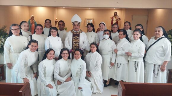Nuevas monjas llegan a Casa Hogar Santa Eduwiges de Los Mochis; obispo celebra misa de bienvenida