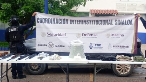 Un vehículo con un AR-15, rifles, municiones y droga fue asegurado en Navolato
