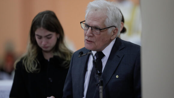 Miguel Uribe Londoño sustituye a su hijo asesinado como precandidato presidencial en Colombia