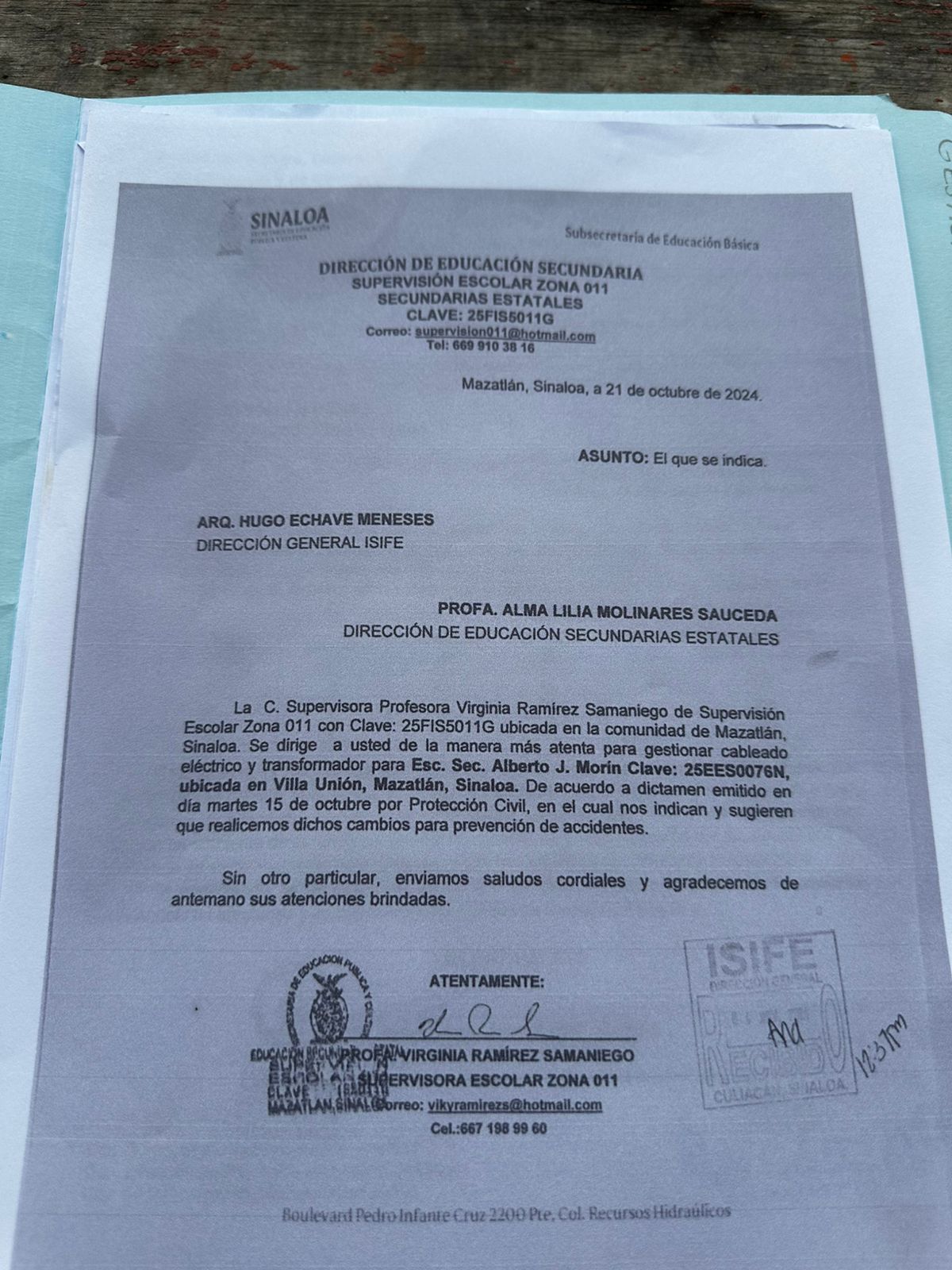 Padres de familia protestan en secundaria de Villa Unión