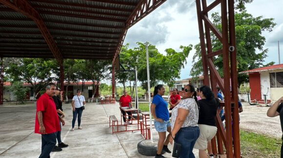 ¡Bajo protesta regresarán a clases en Villa Unión! Padres y alumnos de secundaria exigen solución urgente a fallas eléctricas
