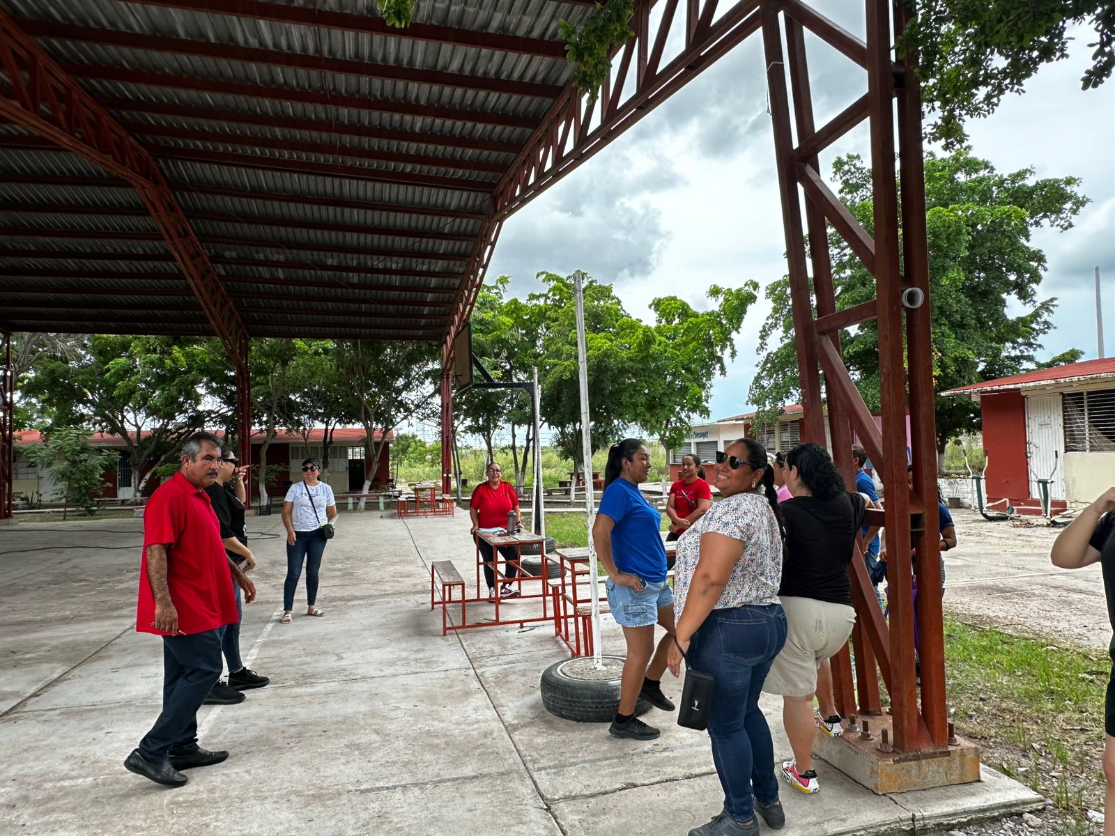 Padres de familia protestan en secundaria de Villa Unión