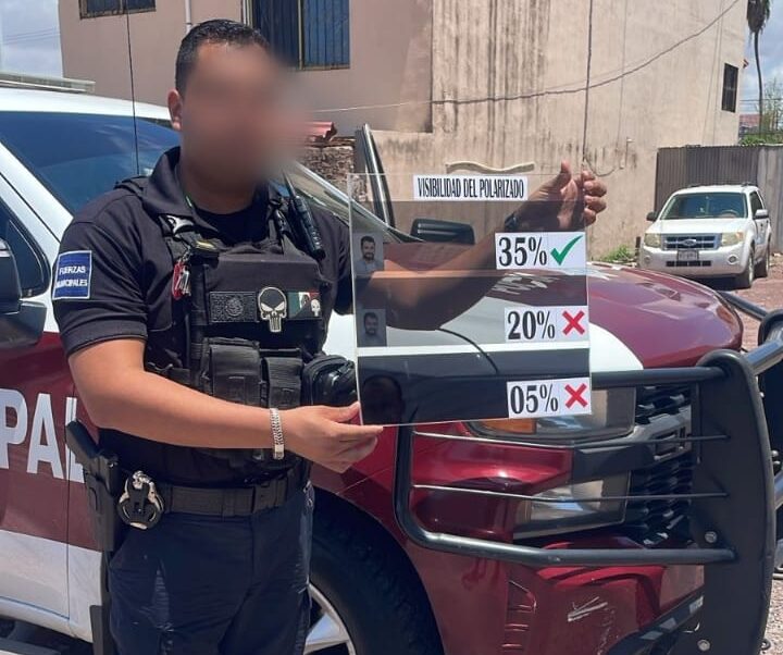 Policías de Ahome retiran polarizado de patrullas