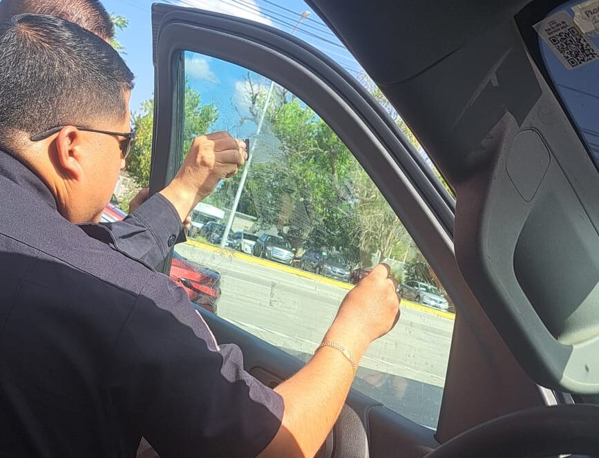 Policías de Ahome retiran polarizado de patrullas