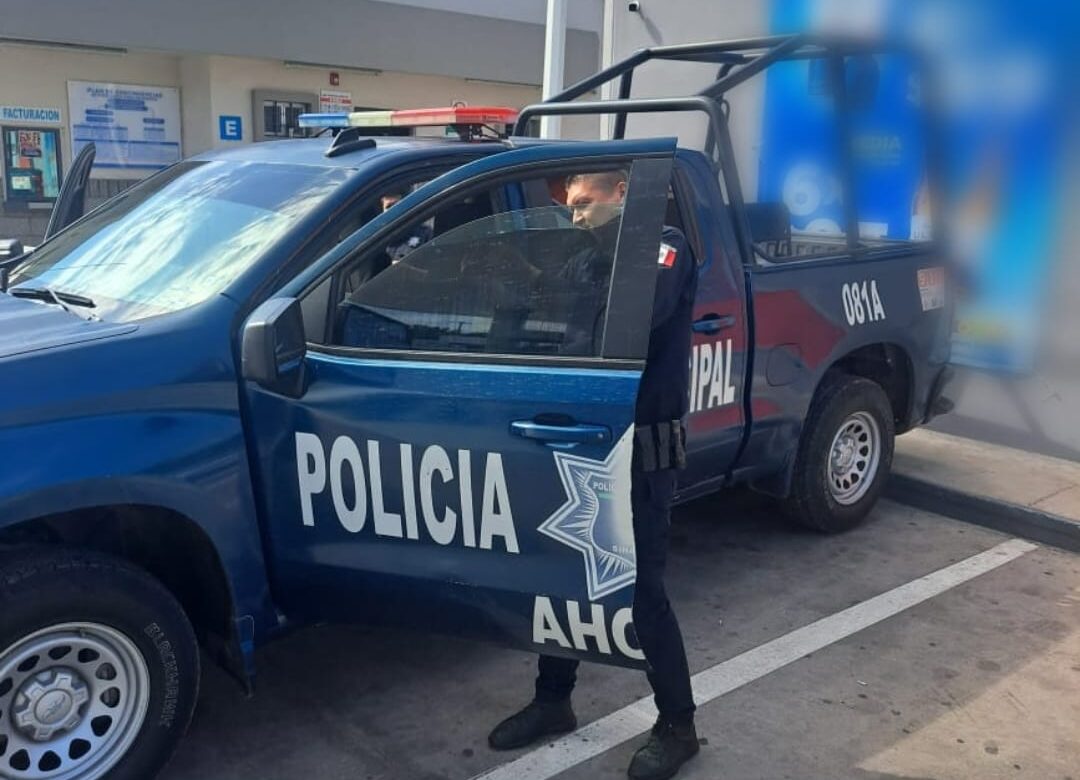 Policías de Ahome retiran polarizado de patrullas