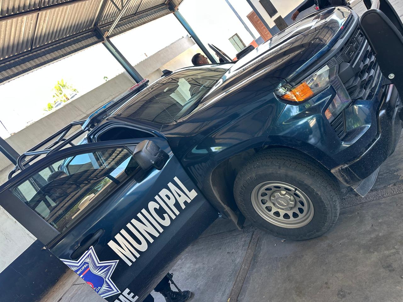 Policías de Ahome retiran polarizado de patrullas