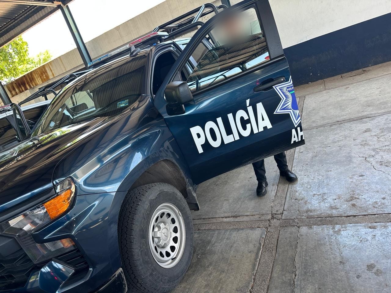 Policías de Ahome retiran polarizado de patrullas
