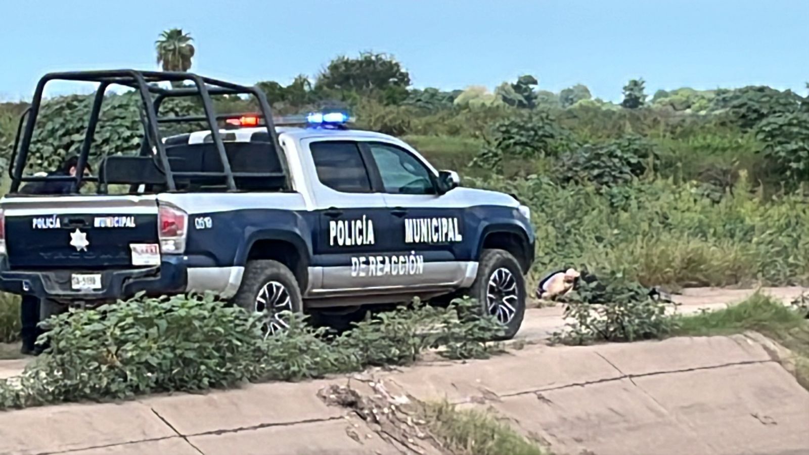 Policias encuentran asesinado a una persona junto a un canal en Navolato