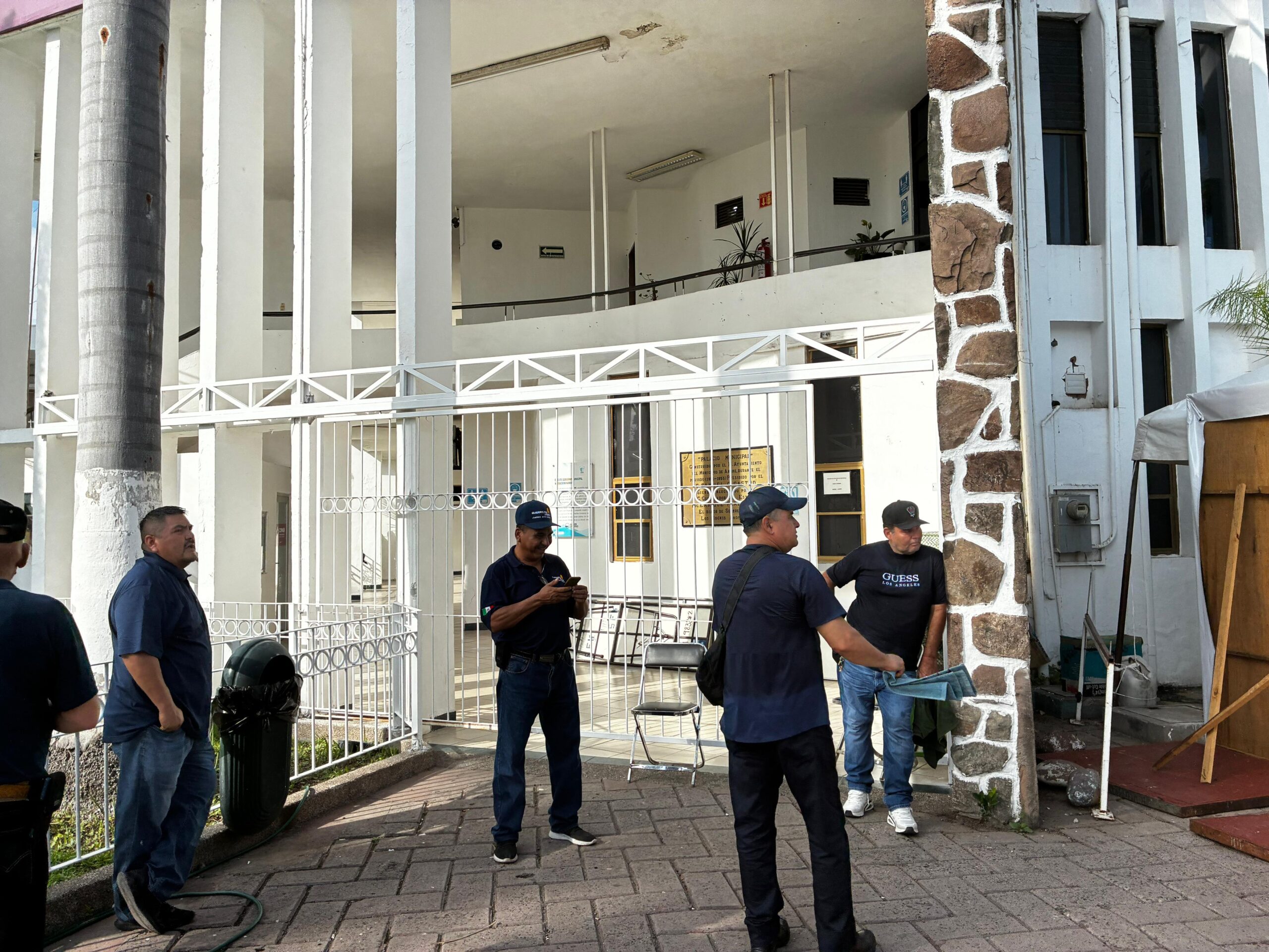Policías jubilados Guerreros Azules bloquean el acceso el Ayuntamiento de Ahome, exigen adeudo de 4 mdp