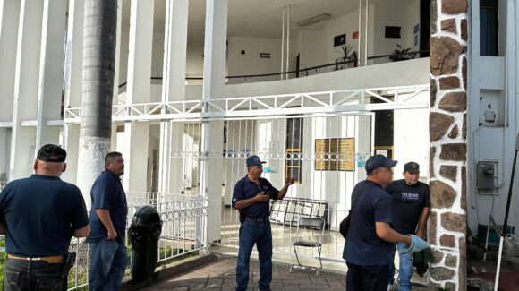Policías jubilados Guerreros Azules  bloquean el acceso el Ayuntamiento de Ahome, exigen adeudo de 4 mdp