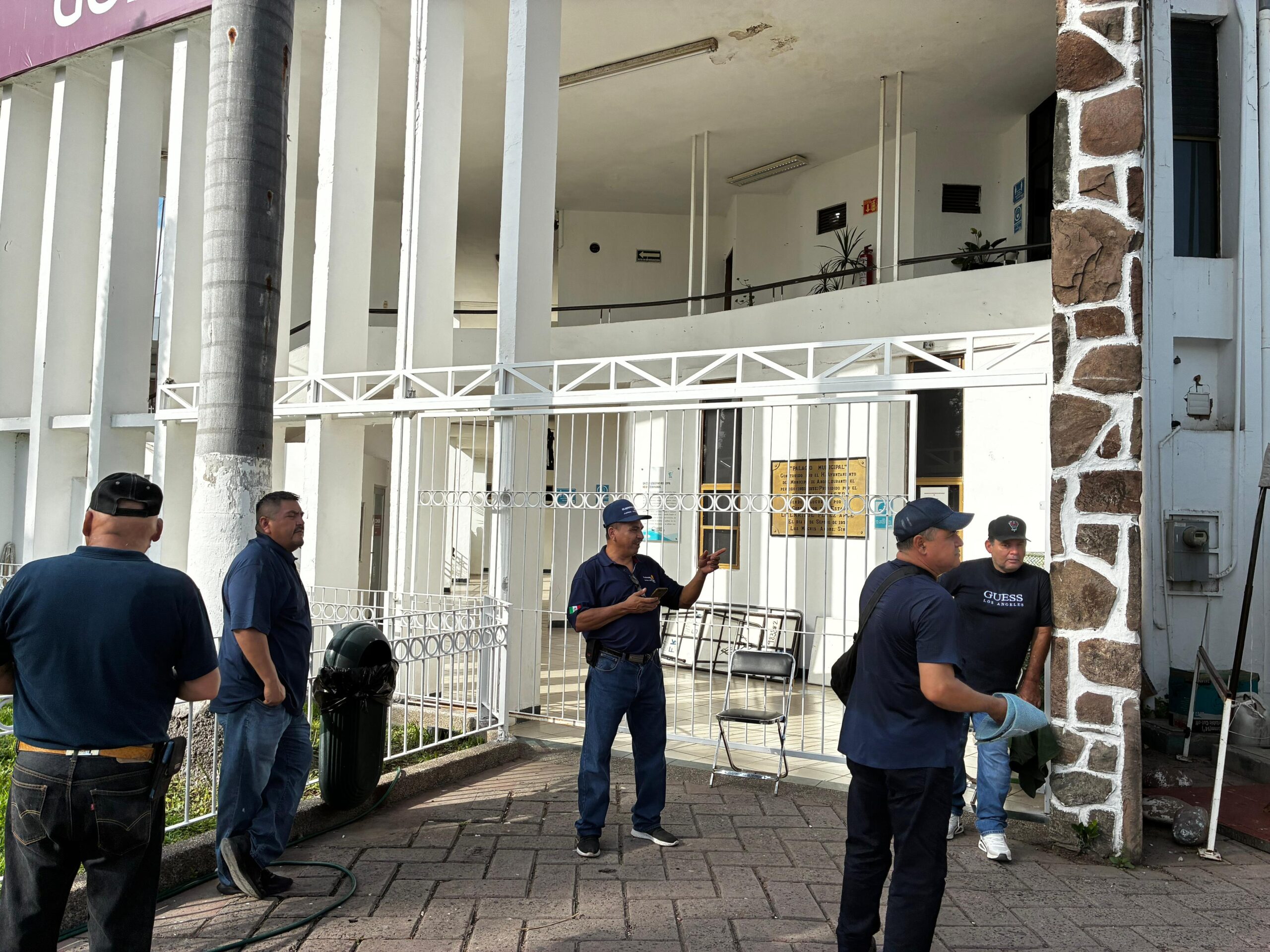 Policías jubilados Guerreros Azules bloquean el acceso el Ayuntamiento de Ahome, exigen adeudo de 4 mdp