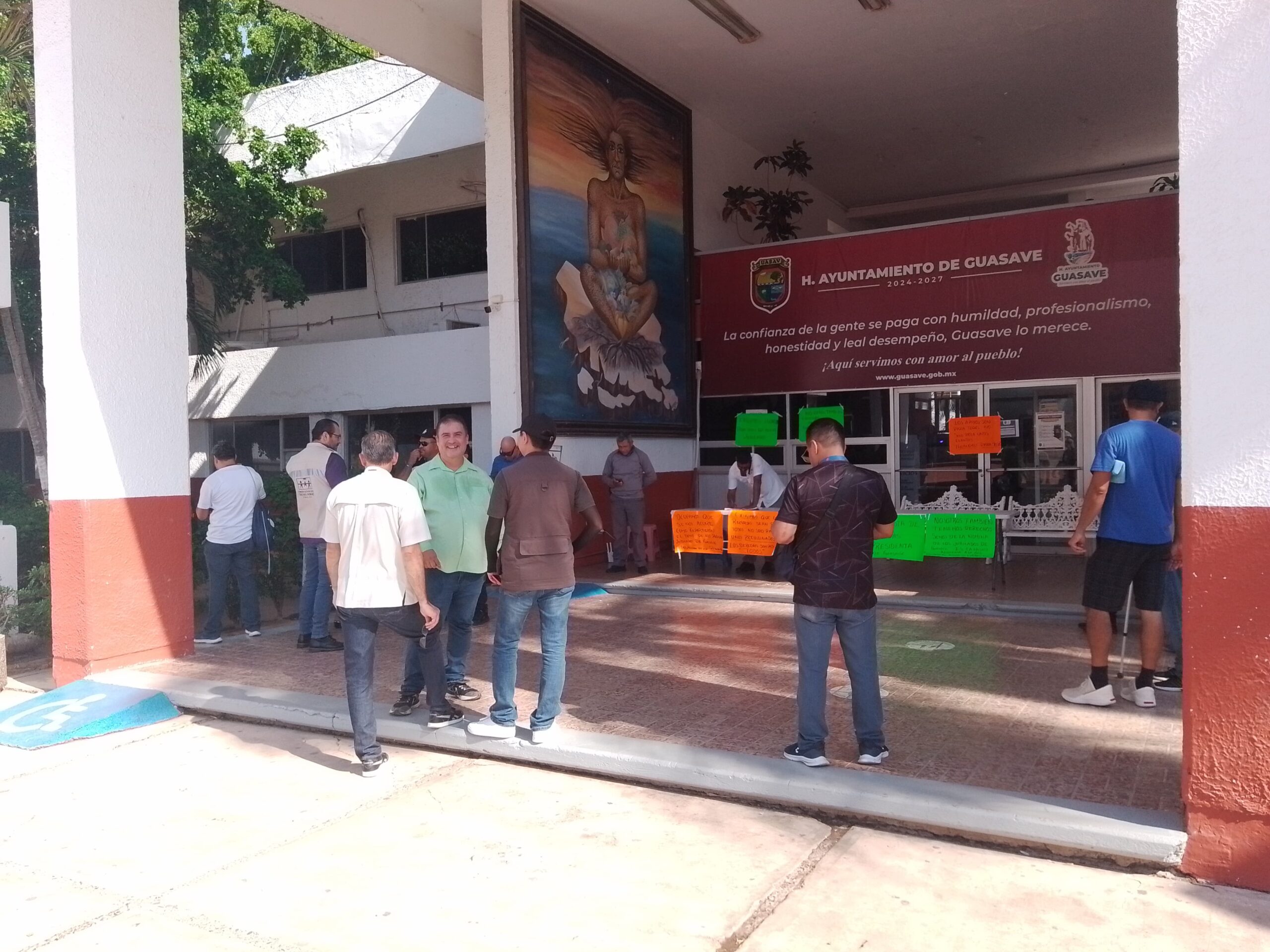 Policías jubilados toman Ayuntamiento de Guasave