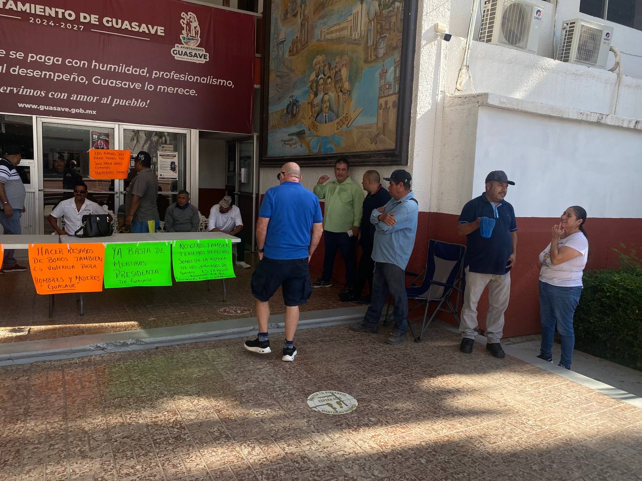 Policías jubilados toman Ayuntamiento de Guasave