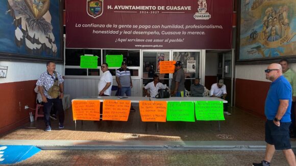 Policías jubilados toman Ayuntamiento de Guasave; amenazan con no liberar instalaciones hasta ser atendidos